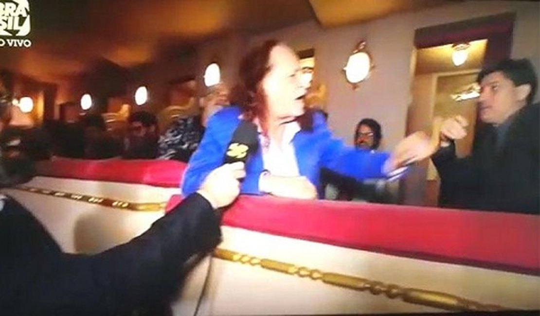 Em entrevista ao vivo, Alceu Valença expulsa homem que falava alto: 'sai'