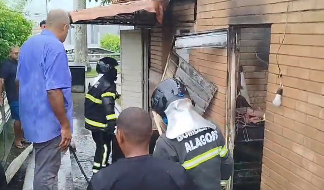 Incêndio destrói parte de quiosque na Praça da Matriz, em São Miguel dos Campos