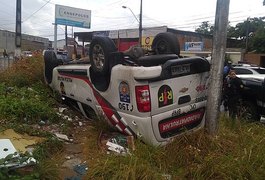Viatura da Radiopatrulha capota após motorista perder o controle