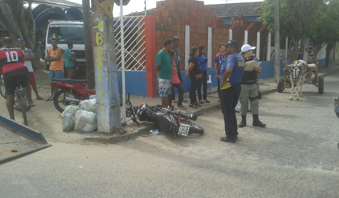 Veículo não respeita placa de parada obrigatória e causa acidente em Arapiraca