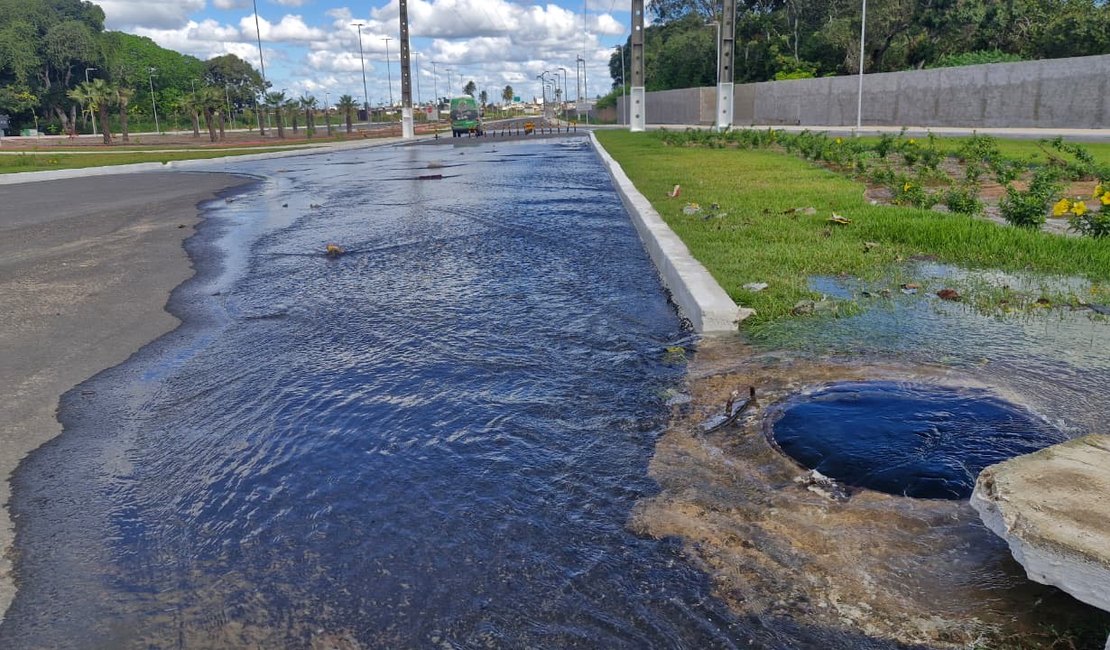 Vazamento provoca desperdício de água potável na Avenida Benedito de Lira e gera reclamações em Arapiraca