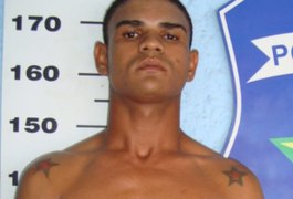 Polícia Civil autua em flagrante homem que estava armado em praça pública