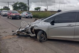 Motorista invade contramão, colide contra veículos e duas mulheres ficam feridas na AL-115