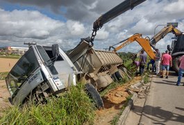 Caçamba quase cai em ribanceira de 20 metros após acidente em Arapiraca