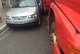 Caminhão colide com carro de passeio no centro de Arapiraca