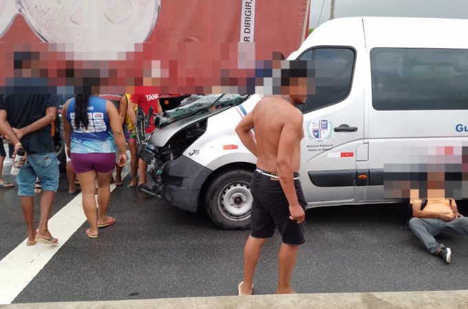 Batida traseira na AL-220, em Campo Alegre, envolve van do MPAL e carreta; três pessoas ficam feridas