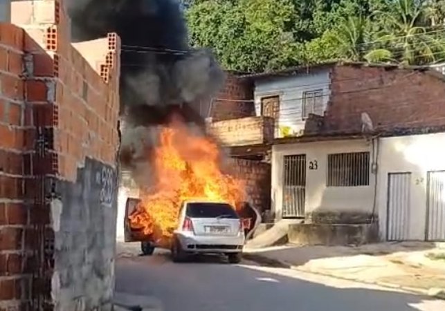 Carro é destruído por incêndio no Benedito Bentes, em Maceió