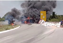 Carreta com carga de ração tomba e pega fogo em Porto Real do Colégio