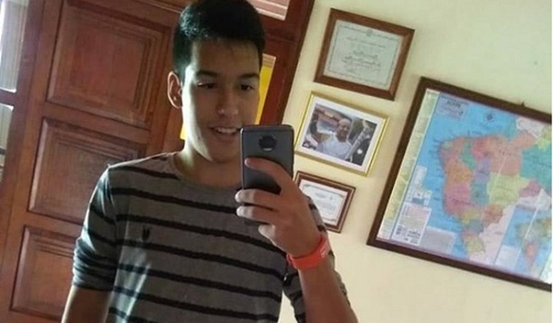 Estudante morre eletrocutado ao atender celular que carregava no computador