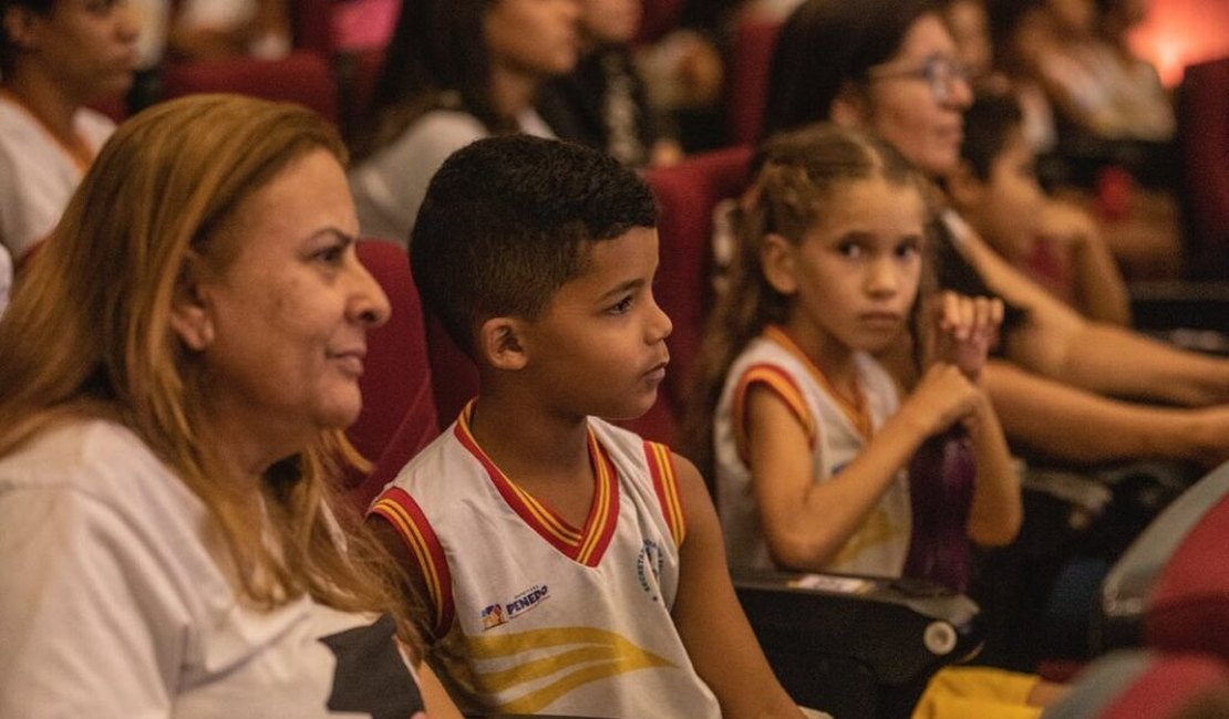 Estudantes de escolas públicas de Penedo assistem filmes no Circuito Penedo de Cinema