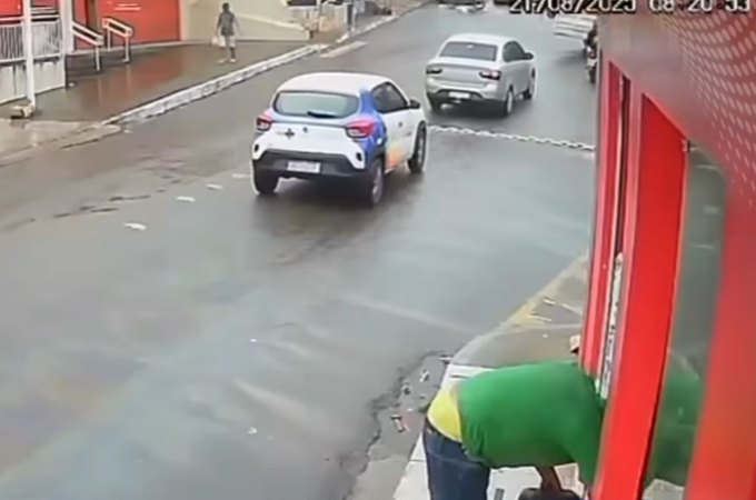 Homem é flagrado furtando caixa de som em farmácia no Sertão alagoano