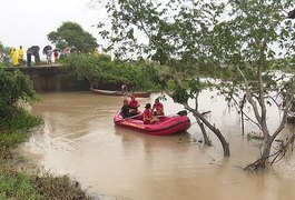 Entregador que caiu de ponte sobre o Rio Mundaú segue desaparecido