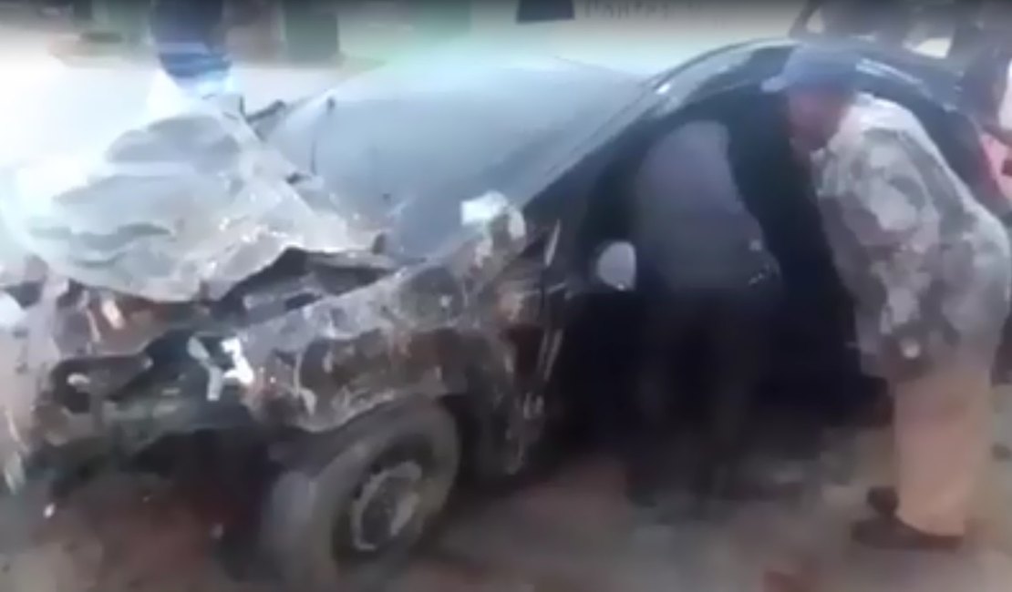 Vídeo. Colisão de carro em poste deixa homem morto e mulher ferida em Atalaia