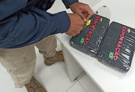 Suspeitos jogam mais de 2 quilos de cocaína pela janela de carro e fogem no interior de Alagoas