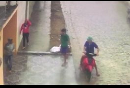 Vídeo mostra assalto em plena luz do dia no bairro Jardim Esperança, em Arapiraca