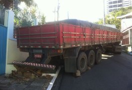 Acidente com caminhão carregado de cimento bloqueia rua em Maceió