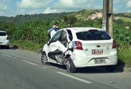 Caçamba colide com veículo parado no acostamento da BR-101, em São Miguel dos Campos