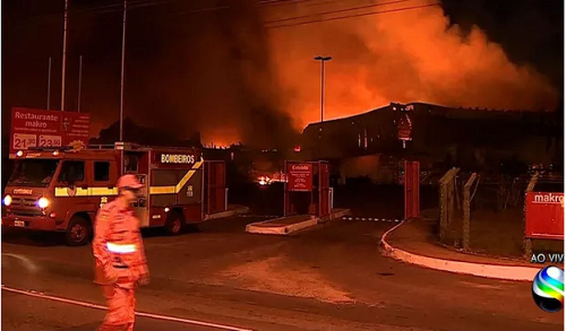 Incêndio de grandes proporções atinge galpão de rede atacadista