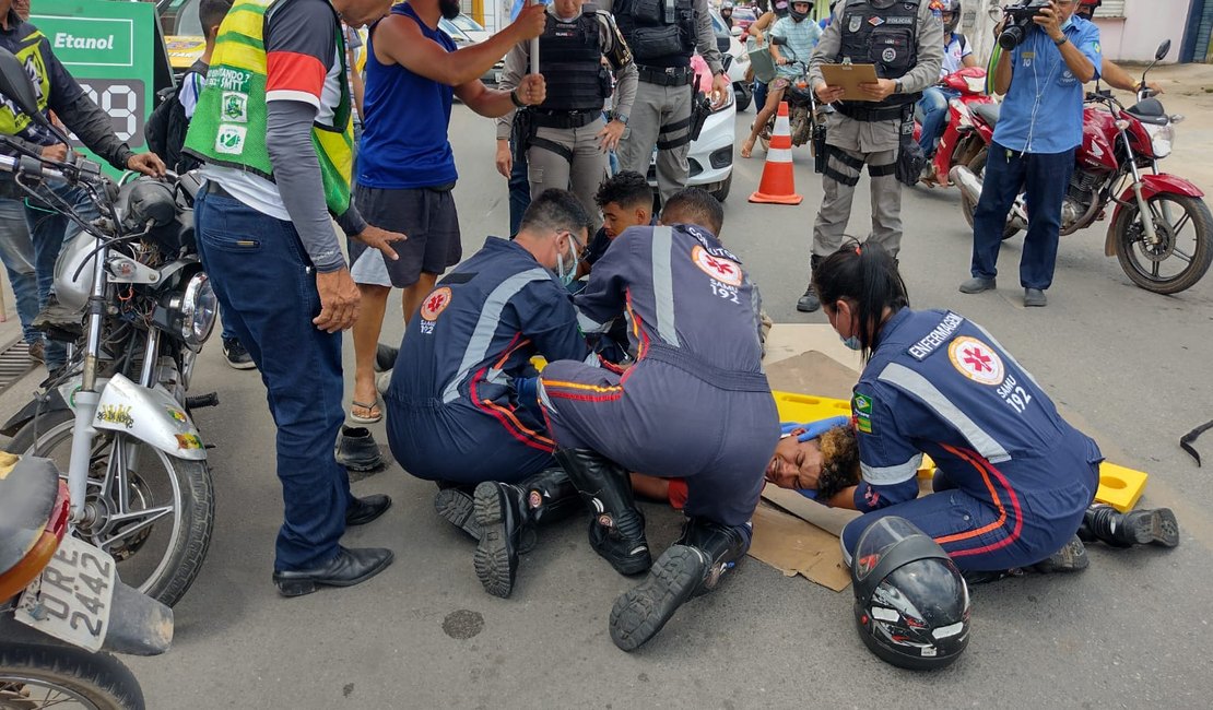 VÍDEO. Motociclistas se chocam frontalmente em avenida de Arapiraca e são socorridos para o HEA