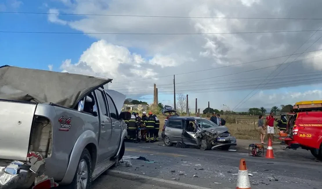 Batida de frente entre dois carros deixa mulher presa em um dos veículos em Satuba