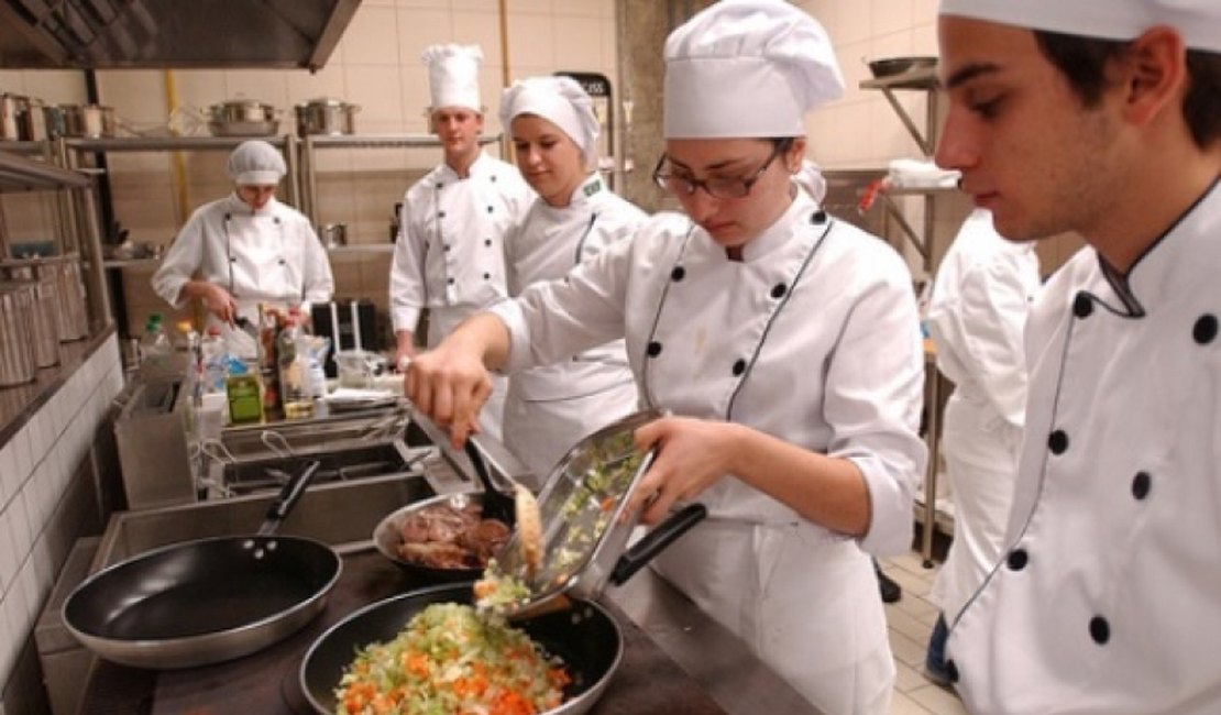 Rede estadual do Sine oferece vagas de cozinheiro, vendedor, nutricionista e professor de inglês