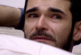 Alan chora ao lembrar da família e diz estar decepcionado