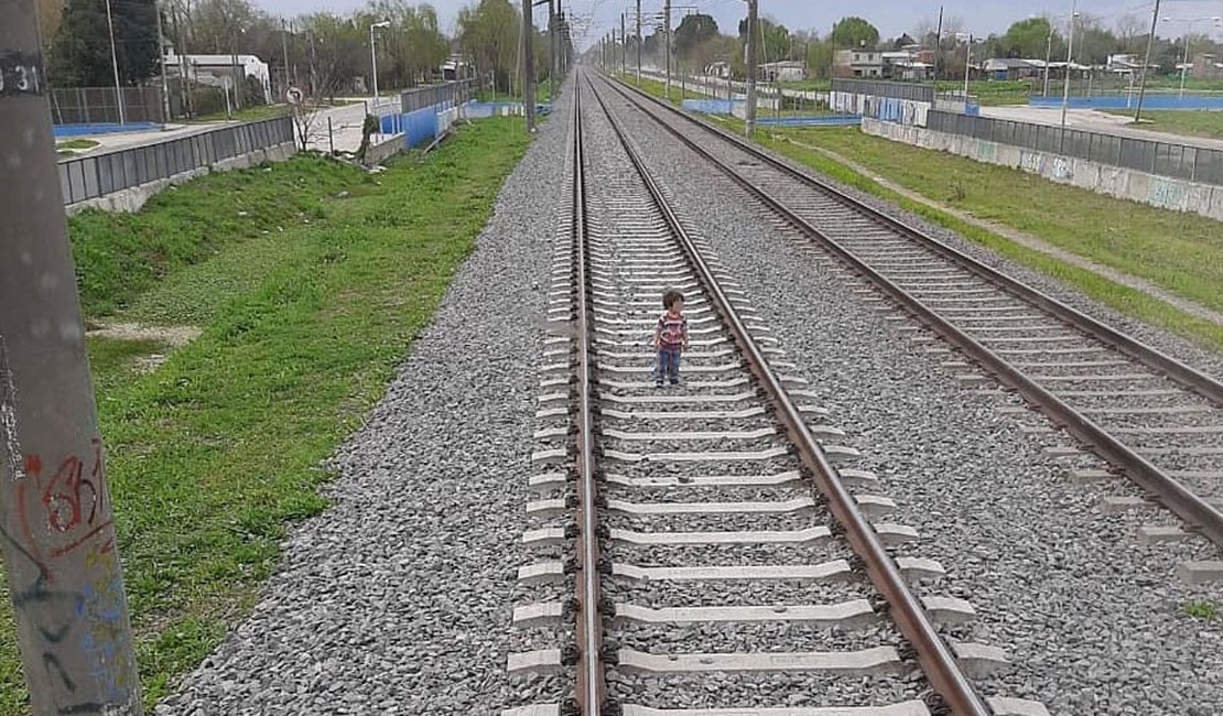 VÍDEO. Maquinista consegue frear a tempo e salvar vida de garotinho nos trilhos