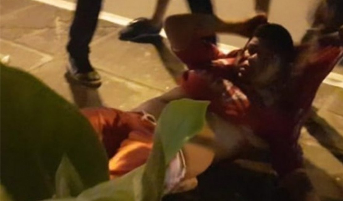 Vídeo mostra torcedor do CRB sendo espancado por membros de suposta torcida organizada