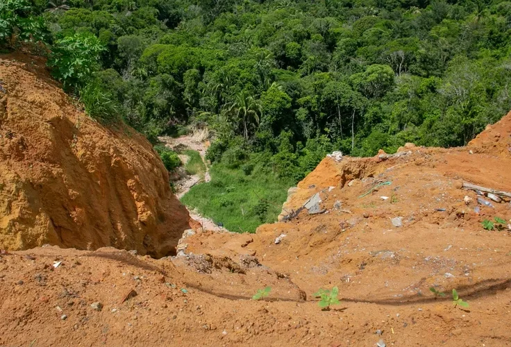 Cratera em Rio Largo leva à decretação de emergência e mobiliza Defesa Civil de Alagoas