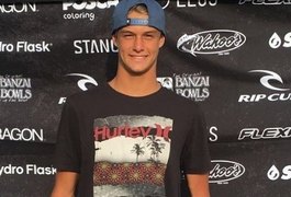Surfista de 16 anos morre ao tentar pegar onda gerada pelo furacão Irma