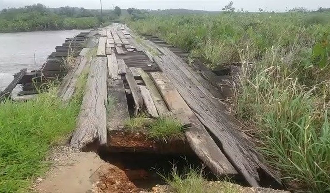 Ponte localizada entre Penedo e Feliz Deserto está sem condições de tráfego