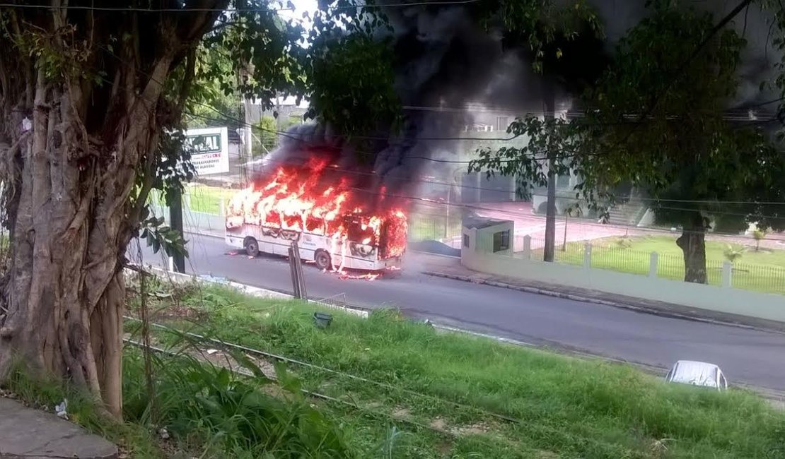 Homens armados incendeiam ônibus urbanos em Maceió