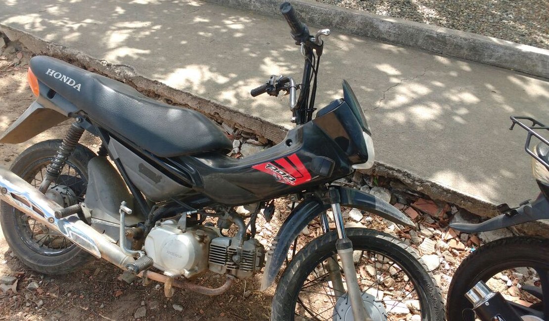 Moto roubada é encontrada em residência desocupada no Conjunto Brisa do Lago, em Arapiraca