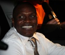 Após ser alvo de brincadeira na web, Jacaré avisa: 'Estou muito vivo'