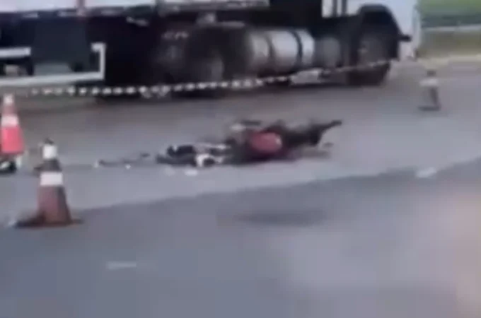 Condutor morre em acidente entre carreta e moto em Teotônio Vilela