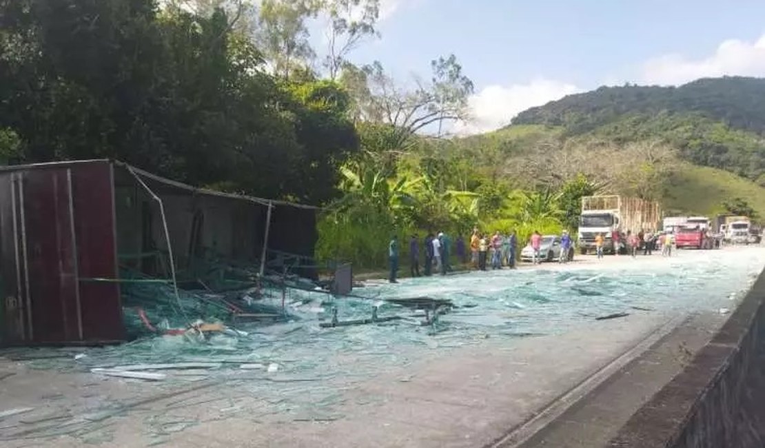 Carreta carregada de vidro tomba em rodovia alagoana