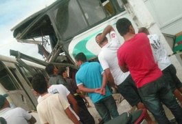 Ônibus derruba muro e colide com outros ônibus dentro de garagem, em Arapiraca