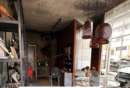 Incêndio atinge loja de roupas na Jatiúca e destrói estrutura