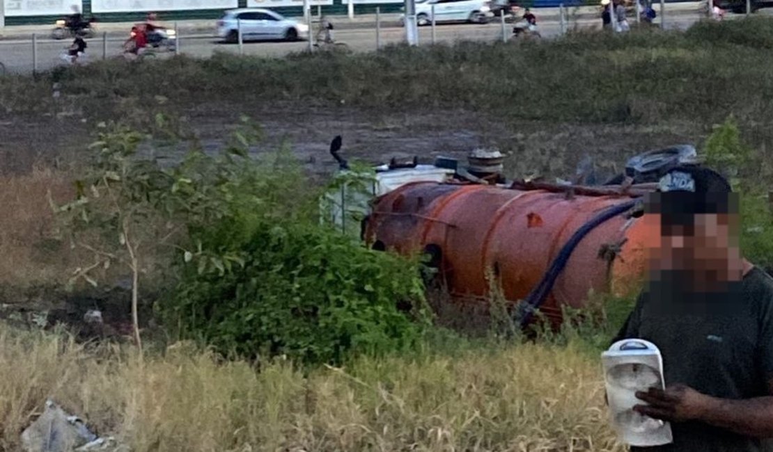Caminhão despenca de ribanceira de cinco metros, no Litoral Norte de Maceió