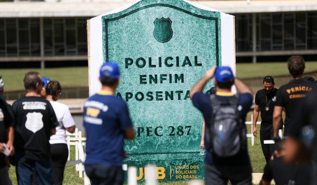 Manifestantes tentam invadir a Câmara em protesto contra reforma da Previdência