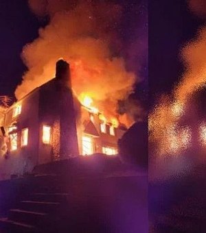Homem incendeia a própria casa para se livrar de infestação de cobras
