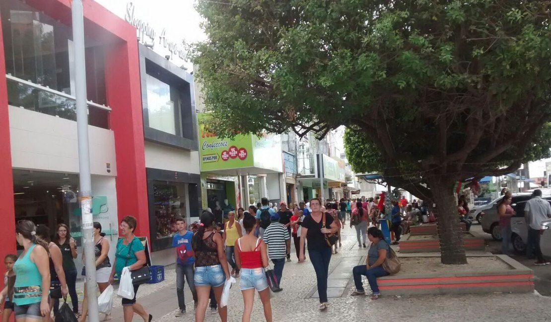Às vésperas do Natal, consumidores lotam centro e shopping de Arapiraca