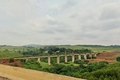 Prefeitura abre vala para impedir acesso à ponte onde jovem foi arremessada