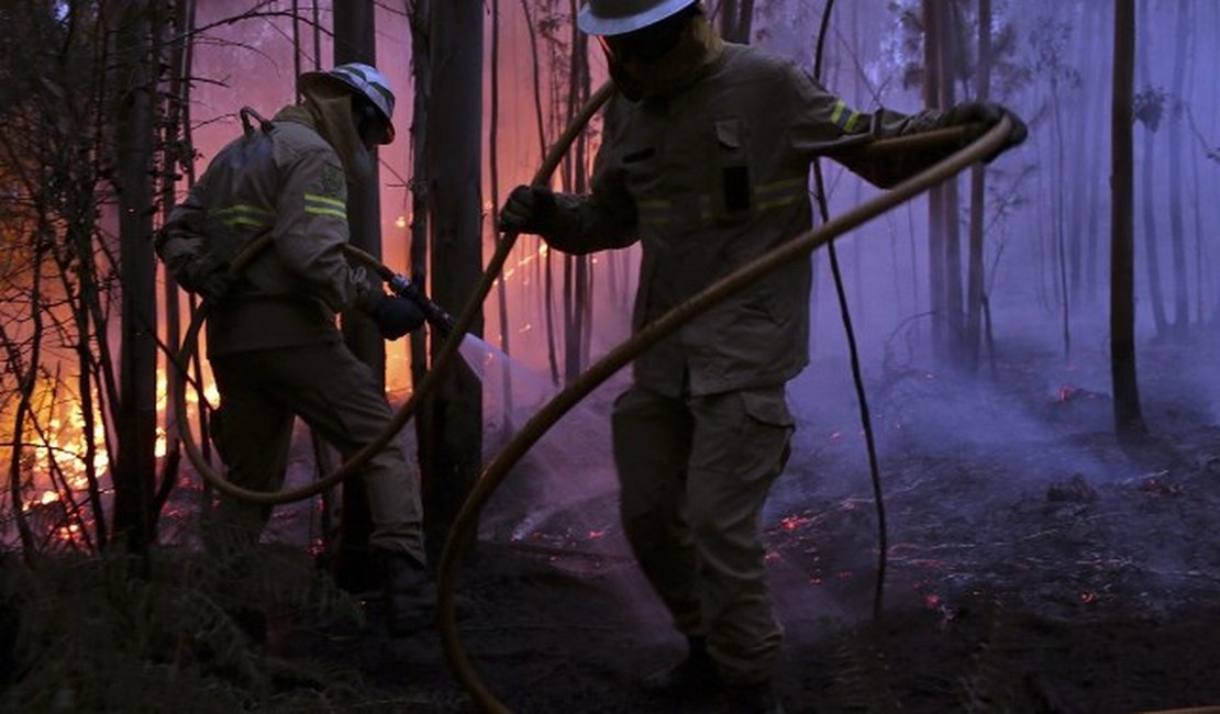 Incêndio em Portugal dura mais de 24 horas; mais de 60 morreram