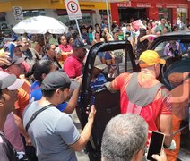 Jiboia arco-íris 'dá susto' em ocupantes de caminhonete e é resgatada por bombeiros em Arapiraca