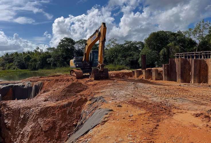 Obra da nova ponte da Ponta Mofina avança com estrutura tripla de pilares e investimento superior a R$ 2,5 milhões