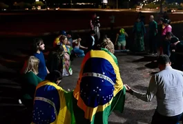 Apoiadores fazem vigília em frente ao condomínio de Bolsonaro em Brasília