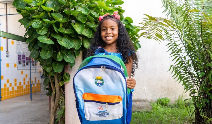 Estudantes do Ensino Fundamental de Maceió começam a receber kits escolares