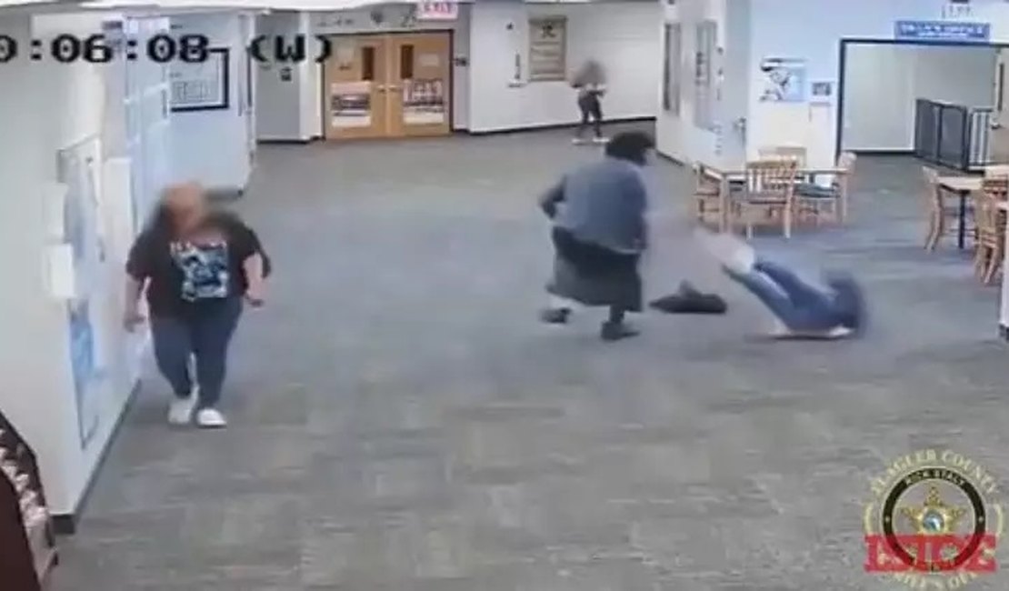 Aluno espanca professora após ter videogame retirado durante aula; veja vídeo
