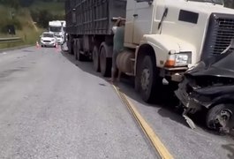 Motorista morre após colisão frontal entre carro e carreta na BR-101, em São Miguel dos Campos